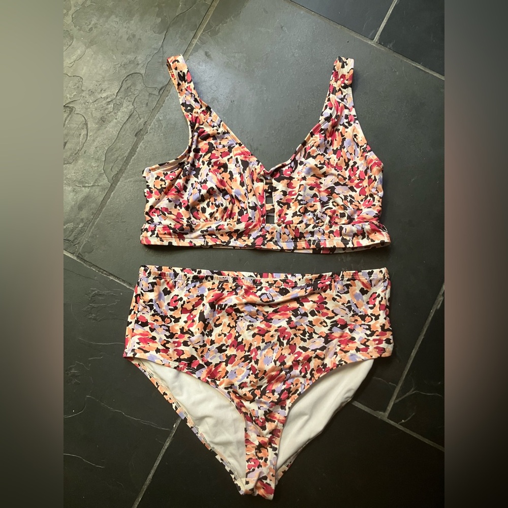 Hurley Women’s Size 2X Colorful Patterned Bikini Set
